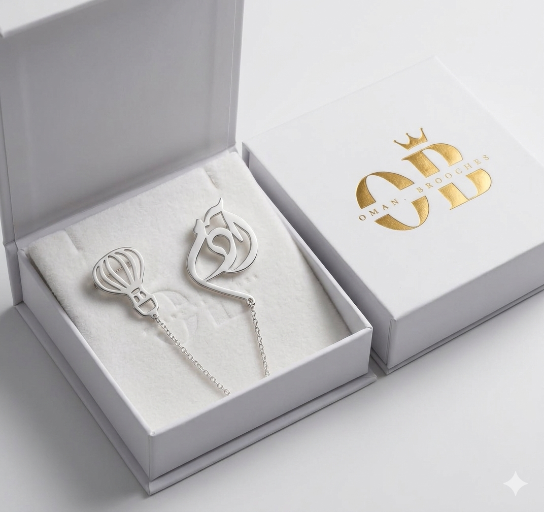 نقش يدوي بالخط العربي على بروش الفضة — حرفة أصيلة من بروشات عُمان